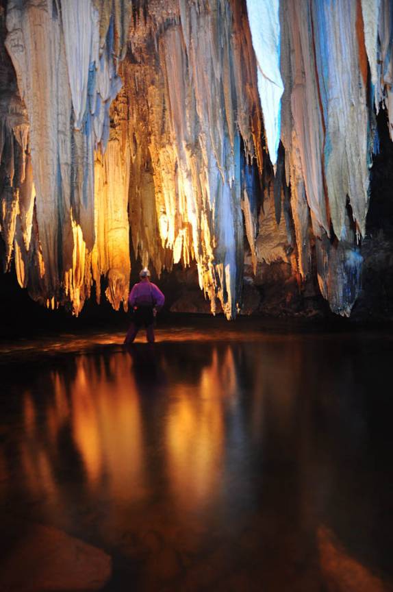 Rio e espeleotemas na caverna de São Mateus, no P. E. de Terra Ronca, região de São Domingos - GO